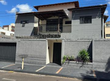 Casa de 5 quartos, Uberlândia · Alugo casa sobrado proximo ao belvedere