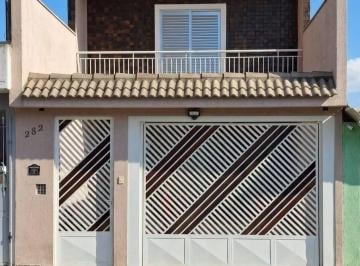 Casa · 184m² · 3 Quartos · 4 Vagas · Sobrado de 184m²| 3 Quartos| 1 Suíte| Área Gourmet e 4 Vagas no Bela Vista.