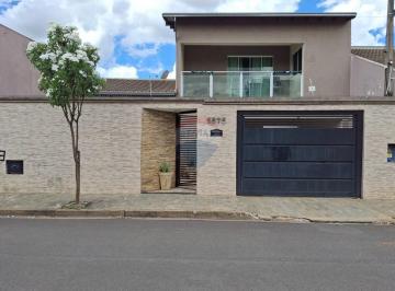 Casa · 205m² · 2 Quartos · 2 Vagas · Sobrado para venda em Junqueira de 204.57m² com 2 Quartos, 1 Suite e 2 Garagens