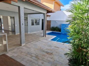 Casa de 4 quartos, Peruíbe · Casa com 4 quartos e piscina em Peruíbe.