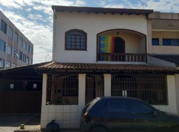 Casa de 4 quartos, Brasília · Oportunidade para investimento! Sobrado de esquina com entrada independente - QI 8 - Guará I