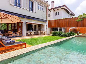 Casa · 463m² · 4 Quartos · 4 Vagas · Casa com projeto Bi Crisóstomo e décor de Sig Bergamin no Jardim Europa
