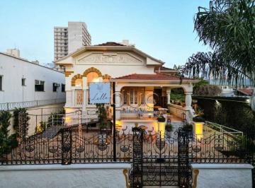 Casa · 332m² · 1 Quarto · 4 Vagas · Casa para venda em Centro de 332.00m² com 1 Quarto e 4 Garagens