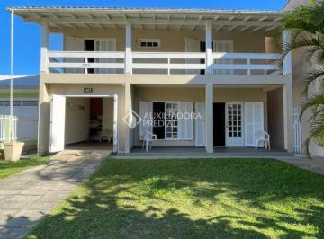 Casa · 165m² · 4 Quartos · Casa a uma quadra do mar no Centro de Garopaba
