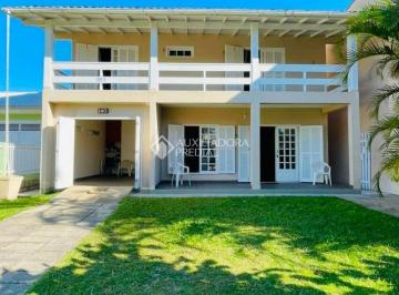 Casa · 165m² · 4 Quartos · Casa a uma quadra do mar no Centro de Garopaba