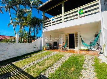 Casa · 125m² · 3 Quartos · Sobrado a poucos passos da lagoa e do mar