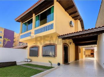 Casa · 249m² · 5 Quartos · 3 Vagas · SOBRADO NO BALNEÁRIO TRÊS MARIAS – AMPLO E PRONTO PARA MORAR