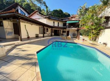 8f28f9ca8055d5c6cbe331e1e7d02b5fde93cd96 · Casa de 4 quartos com 2 suítes e 2 vagas