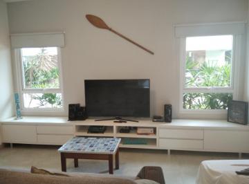 Casa de 4 quartos, São Sebastião · Casa em condomínio em Juquehy próximo a praia e centro do bairro disponível para locação de temp