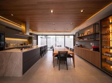 Casa · 243m² · 3 Quartos · 3 Vagas · Sobrado em Condomínio com Solário, 1 Suíte e 3 Vagas à Venda, 243 m² - Campo Comprido - Curitiba/PR
