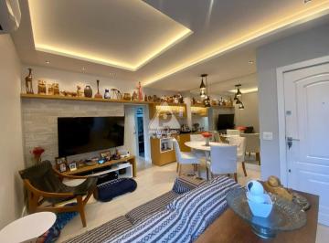 Sala · Em uma rua arborizada e tranquila, ao lado da General Glicério, este apartamento reúne conforto, pri