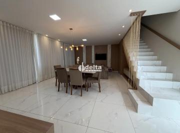 Casa · 380m² · 3 Quartos · 4 Vagas · Casa mobiliada disponível para locação no bairro Presidente Roosevelt Uberlândia-MG