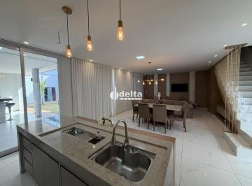 Casa · 340m² · 3 Quartos · 4 Vagas · Casa alto padrão mobiliada disponível para locação no bairro Presidente Roosevelt Uberlândia-MG