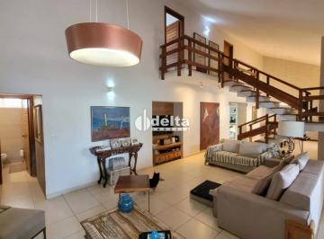Casa · 300m² · 4 Quartos · 2 Vagas · Casa residencial com 4 quartos sendo 2 suítes disponível para venda no bairro Cazeca em Uberlândia-M