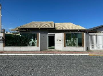 Casa · 180m² · 3 Quartos · 4 Vagas · Casa Mobiliada sozinha no terreno com 3 suítes no Centro de Balneário Piçarras -
