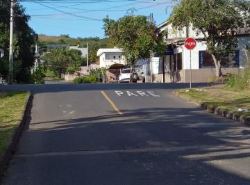 Terreno com 2 casas sendo a 1ª com 2 dormitórios e a 2ª fica parte superior da g · Casa bairro Camaquã