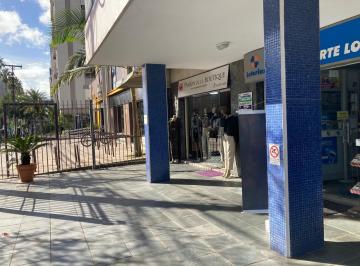 Apartamento de 3 dormitórios transformados em 2 mais um escritório. Hall de entr · Apartamento em Menino Deus