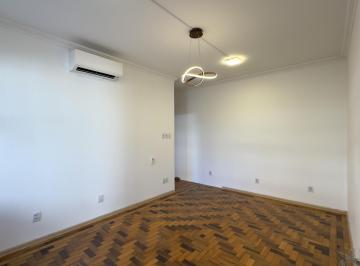 Living · Apartamento reformado de 67m², 2 dormitórios com peças amplas na Praia de Belas