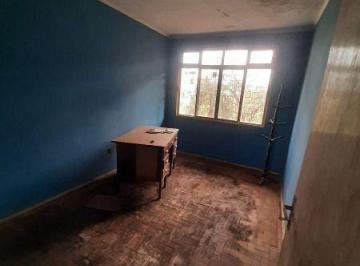 Sobrado de 200m2 de área construída. Necessita de reforma. Com 04 quartos, 03 sa · Casa em Porto Alegre, no bairro Cristal, com 4 dormitório(s), e 4 banheiros, à venda.