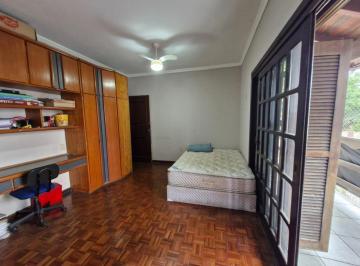 Linda casa de três dormitórios, sendo uma suíte com banheira de hidromassagem e · Casa de 3 dormitórios com piscina no bairro Teresópolis.