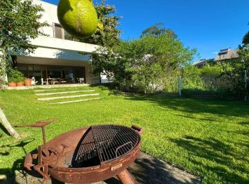 Casa de 4 quartos, Florianópolis · Casa individual no Campeche com terreno, vista para o verde com lindo projeto arquitetônico!