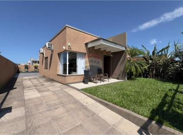 Casa · 120m² · 3 Quartos · 5 Vagas · Encanto em Capão Novo: Casa Completa e Aconchegante