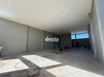 Comercial · 242m² · 3 Vagas · Galpão disponível para locação no bairro Laranjeiras em Uberlândia-MG