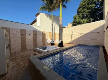 Casa · 240m² · 3 Quartos · 2 Vagas · Casa com 3 quartos sendo 1 suíte disponível para locação no bairro Osvaldo Rezende em Uberlândia-MG