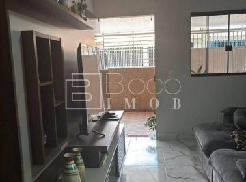 Casa · 150m² · 3 Quartos · 3 Vagas · Casa com 3 quartos sendo 1 suíte na Quadra 802 do Recanto das Emas