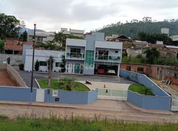 Casa · 384m² · 2 Vagas · Casa Mobiliada com Sala Comercial e Amplo Pátio no Lageado – Guabiruba