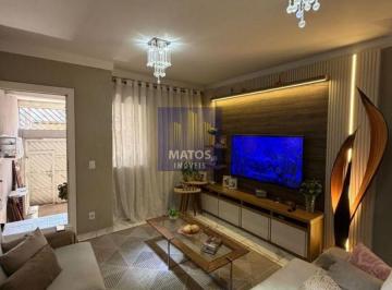 Casa de 3 quartos, Carapicuíba · Imóvel com Piso em porcelanato, iluminação em LED e acabamentos em madeira;