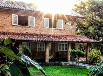 Casa de 4 quartos, Embu das Artes · Sobrado residencial com área verde ,cômodos amplos e arejados.