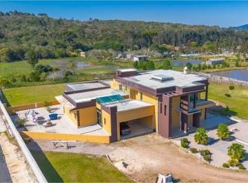 Casa · 569m² · 4 Quartos · Sobrado com 3 suítes,  piscina coberta, quadra de futebol com acabamento impecável, aceita carro, te