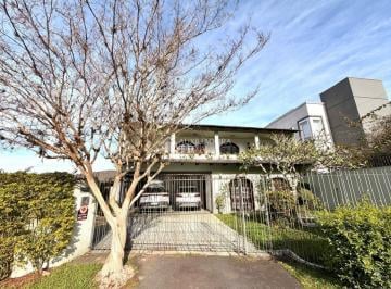 Casa · 272m² · 3 Quartos · 4 Vagas · Sobrado de frente para rua em excelente localização no bairro Vista Alegre