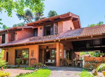 Casa · 261m² · 4 Quartos · 5 Vagas · Casa com amplo terreno e grande área verde à venda no Jardim Isabel