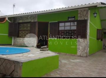 Casa · 70m² · 3 Quartos · 1 Vaga · Excelente casa no litoral- Balneario Beltrami com piscina, à 400 metros do Mar.