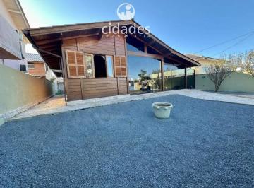 Casa · 70m² · 2 Quartos · 2 Vagas · Aluguel de casa 2 quartos 1 suíte com churrasqueira e garagem para até 3 veículos no bairro Carianos