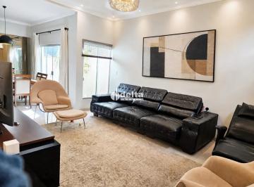 Casa · 250m² · 4 Quartos · 4 Vagas · Casa com 4 quartos sendo 2 suítes disponível para venda no bairro Santa Rosa em Uberlândia-MG