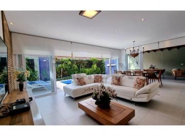Casa · 355m² · 5 Quartos · 4 Vagas · Locação anual em Juquehy com 5 suítes em condomínio a apenas 300 metros da praia