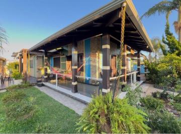 Casa · 178m² · 4 Quartos · 6 Vagas · À venda uma excelente casa, com jardim próximo  à praia Arroio Teixeira.