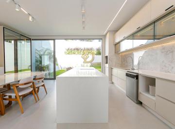 Casa · 263m² · 3 Quartos · 4 Vagas · Casa semimobiliada com 3 Suítes à Venda no Reserva