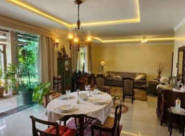 Casa · 450m² · 3 Quartos · 4 Vagas · Casa no Cypress Garden com Piscina, Lago e Área Verde