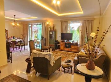Casa · 450m² · 3 Quartos · 4 Vagas · CASA TÉRREA NO COND. CYPRESS GARDEN- COM 3 QUARTOS SENDO 1 SUÍTE, QUINTAL, LAVANDERIA E GARAGEM.