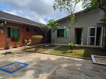 Casa · 450m² · 3 Quartos · 4 Vagas · Casa de 3 Quartos em Condomínio com Piscina e Academia