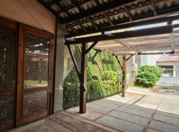 Casa · 450m² · 3 Quartos · 4 Vagas · Oportunidade no Cypress Garden – Casa com Suíte e Área de Lazer Completa