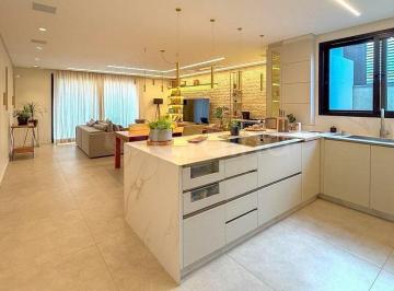 Casa · 236m² · 4 Quartos · 3 Vagas · Casa de 236m² com 4 quartos sendo 3 suítes no Córrego Grande