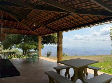 Casa · 172m² · 2 Quartos · 3 Vagas · Casa com Vista Privilegiada e Amplo Terreno em uma das Regioes Mais Encantadoras da Serra