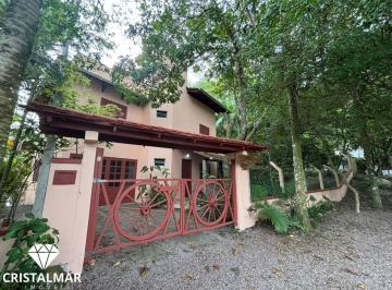 Casa · 120m² · 4 Quartos · 2 Vagas · Linda Casa, Praia de Bombas, SC. Morar ou rentabilizar, ótimo investimento.