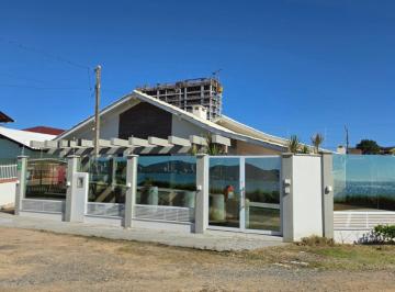Casa · 250m² · 1 Quarto · 4 Vagas · Casa Sozinha no terreno Frente Mar Pé na areia com 3 suítes + 1 dormitórios no C