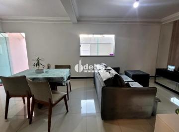 Casa · 91m² · 3 Quartos · 2 Vagas · Casa com 3 quartos sendo 1 suíte disponível para venda no bairro Jardim Karaíba em Uberlândia -MG